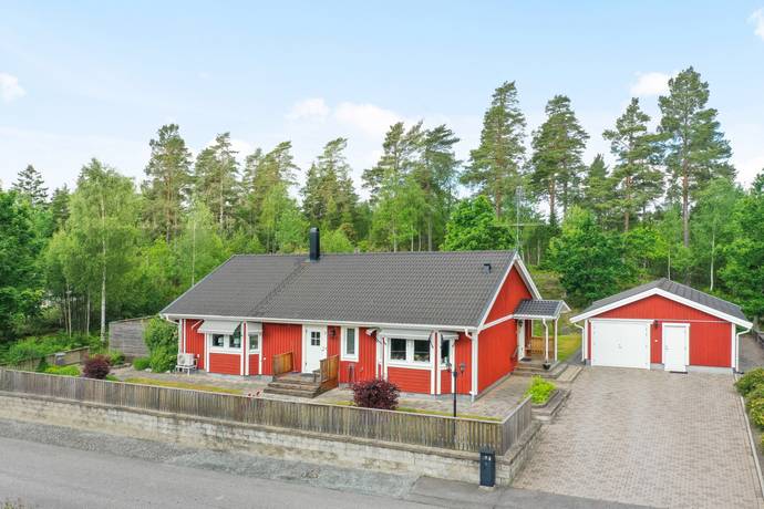 4 rum villa på Snickarbacken 7 Enhörna, Södertälje kommun - bild 1