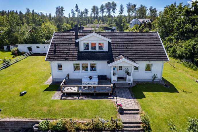 7 rum villa på Märtavägen 15 Hjälmarbaden, Örebro kommun - bild 1