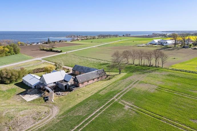 8 rum gård med jordbruk på Höga vägen 68 MårtenPers Källa, Simrishamns kommun - bild 1