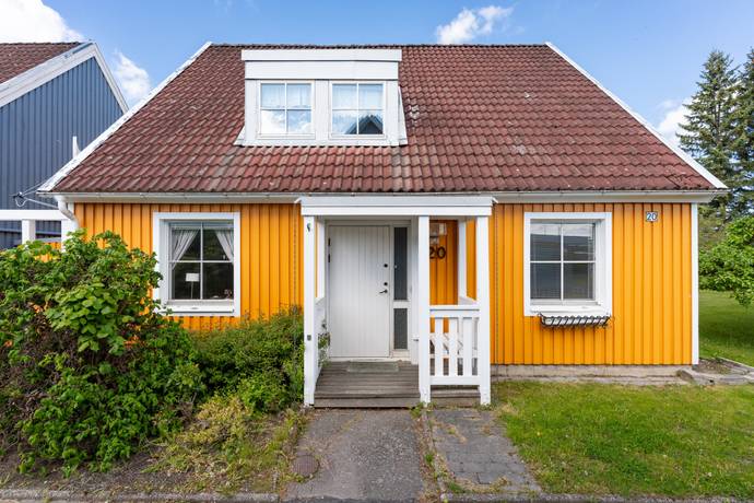 Skolvägen 20, Ullvibackar, Köpings kommun