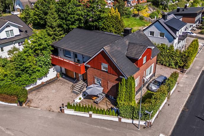 8 rum Villa på Albertsvägen 73B Trollhättan Trollhättans kommun - bild 2