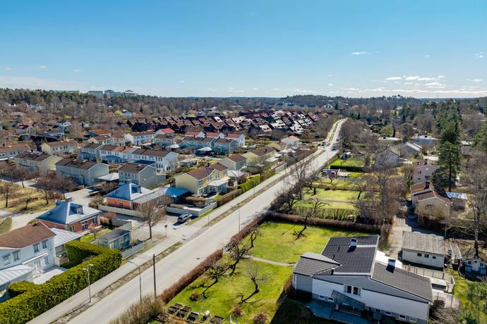 Lahäll, Täby kommun