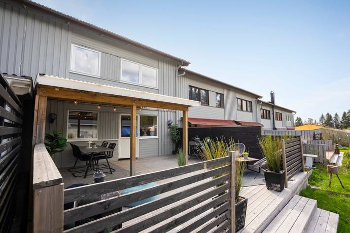 radhus på Uppförsbacken 1F Obbola, Umeå kommun - bild 1
