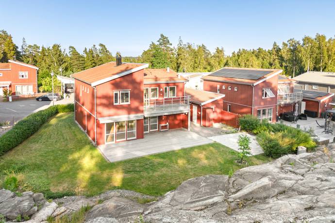 villa på Blåmesvägen 26 Nyby, Vallentuna kommun - bild 1