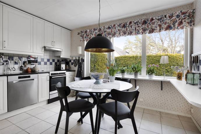 7 rum villa på Gulmåravägen 32 Sjukyrkoberget, Upplands Väsby kommun - bild 2