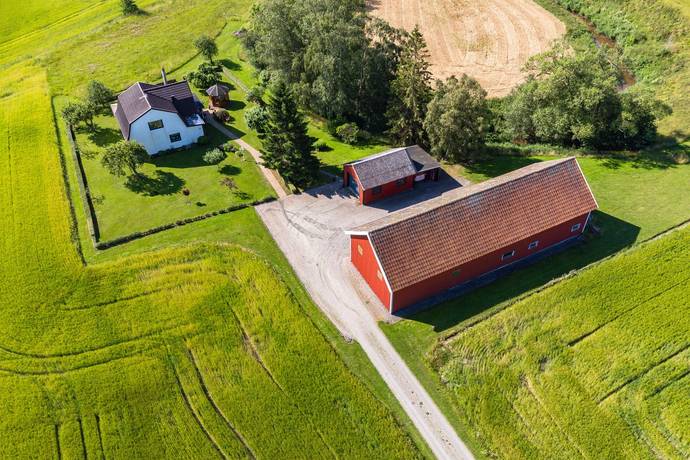 5 rum gård/skog på Naum Afsgården 1 Vara, Vara kommun - bild 1
