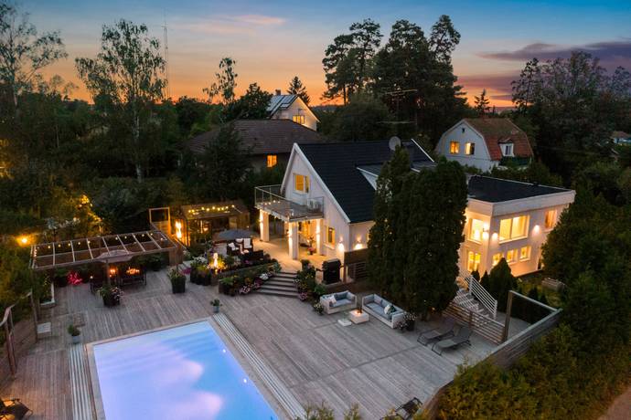 13 rum villa på Barbackastigen 2 Flysta, Stockholms kommun - bild 1