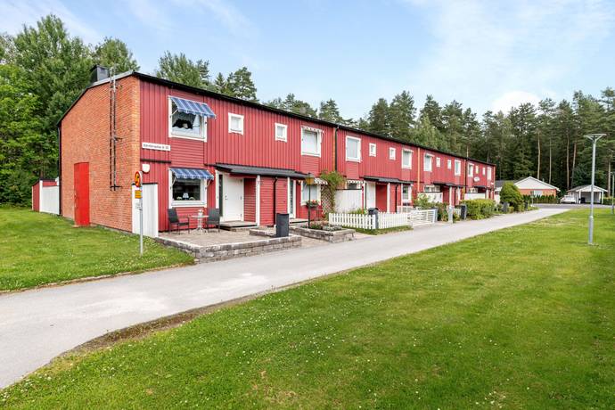 4 rum radhus på Björnbärsgatan 14 Nya Hjärsta, Örebro kommun - bild 1