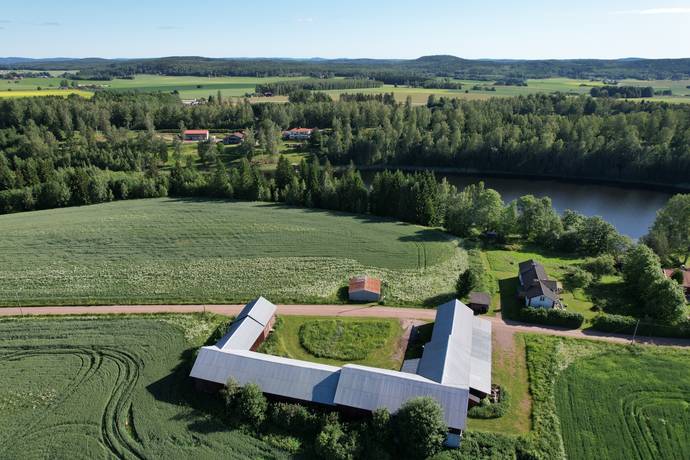 gård med jordbruk på Janpers Hedemora, Hedemora kommun - bild 1