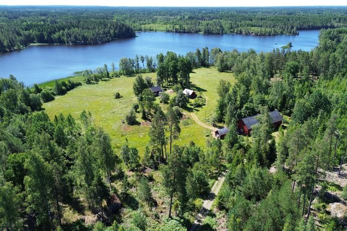 gård med jordbruk på Skyttorpet Hällestad, Finspångs kommun - bild 1