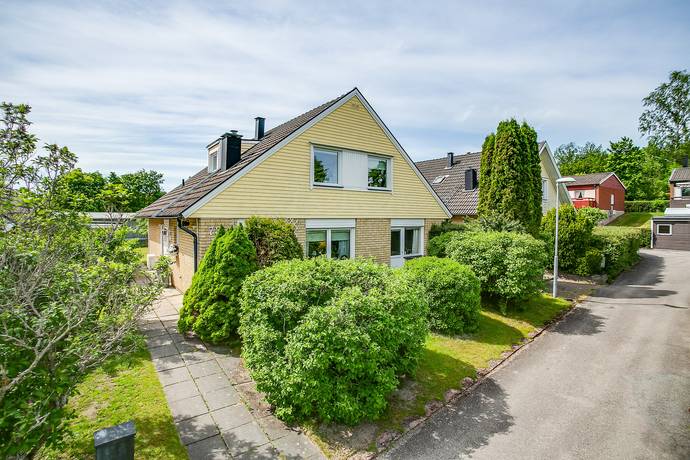 vilket r strre n de flesta av grannhusen i Adolfsberg. Kom igng med Hittamklare! Bostaden ligger ca sex minuters gngvg (646 meter) frn vattnet. Hagtorpsvgen 6 rebro ln, rebro - redteksystems.net