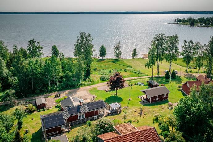 vinterbonat fritidshus på Ängsvägen 63 & 64 Hova, Gullspångs kommun - bild 1