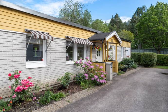 4 rum kedjehus på Rödklövervägen 57 Hässelby Norra Villastad, Stockholms kommun - bild 1