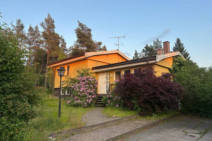 6 rum villa på Vinkelbacken 11 Tumba, Botkyrka kommun - bild 1