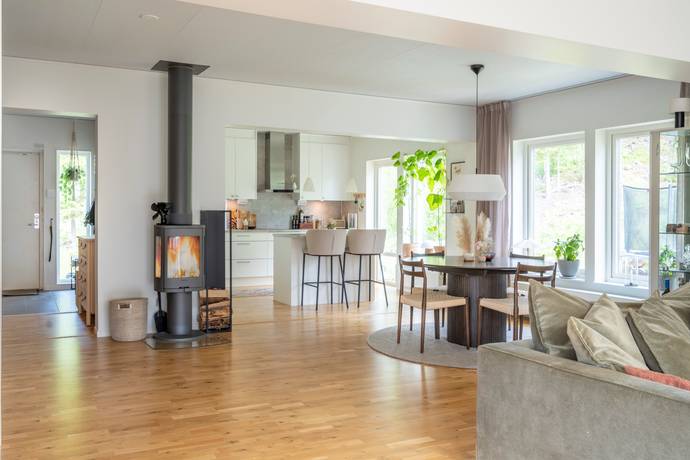 8 rum villa på Runstens byväg 72 Runsten, Haninge kommun - bild 3