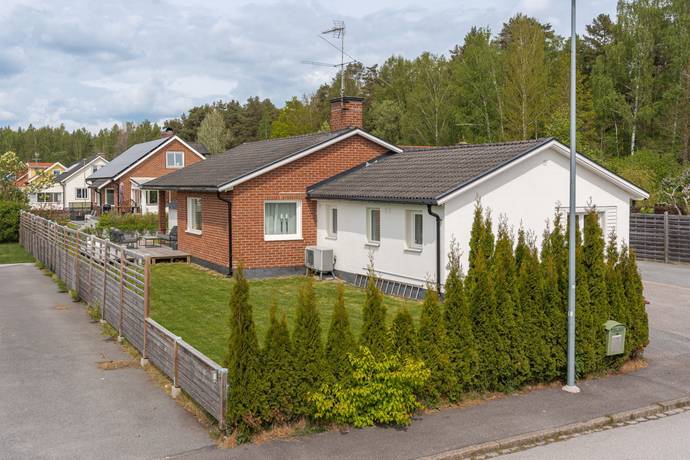 4 rum villa på Fågelbärsgatan 78 Nya Hjärsta, Örebro kommun - bild 1