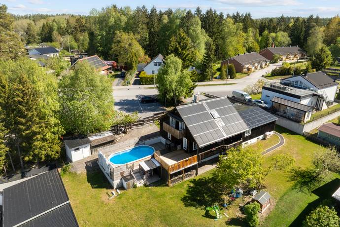 11 rum villa på Malmtorpsvägen 32 Vårsta, Botkyrka kommun - bild 1