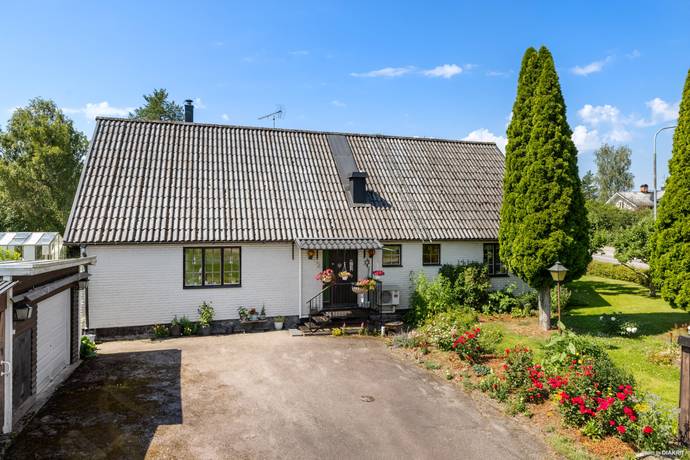 8 rum villa på Hagbyvägen 1 Almunge, Uppsala kommun - bild 1