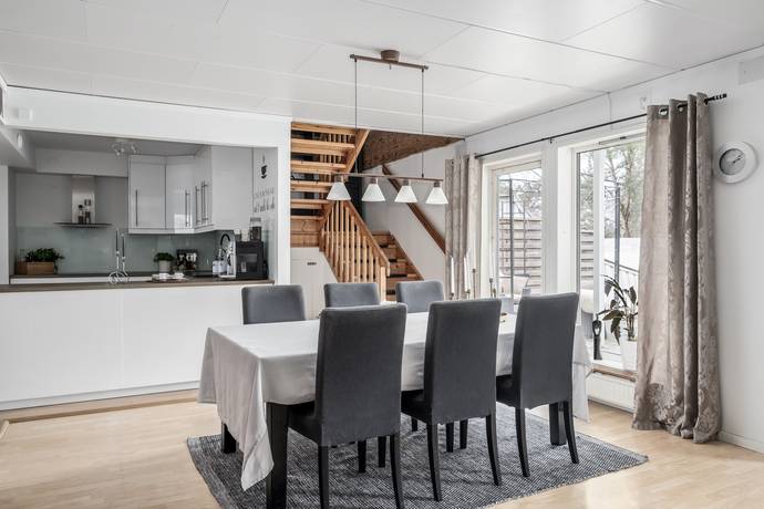 6 rum radhus på Svartskogsvägen 6 Svartbäcken, Haninge kommun - bild 1