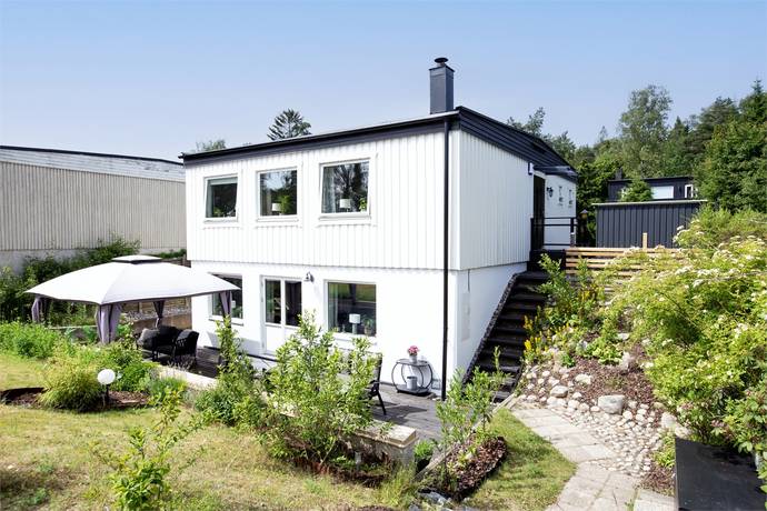 5 rum villa på Smedvägen 32 Tullinge, Botkyrka kommun - bild 1