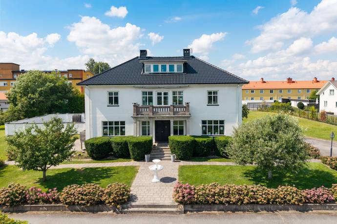10 rum villa på Järnvägsgatan 11 Kumla, Kumla kommun - bild 1