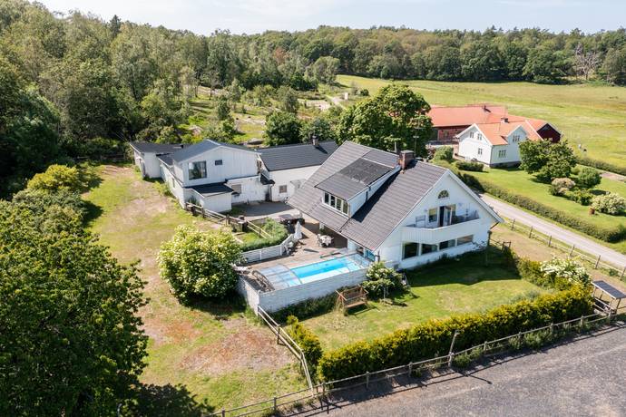 14 rum villa på Lilla Hagrydsvägen 23A & 23B Malevik, Kungsbacka kommun - bild 1