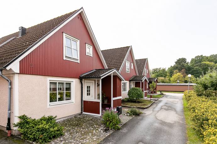 4 rum par-/kedje-/radhus på Postmästaregatan 54 Björkhaga, Örebro kommun - bild 1