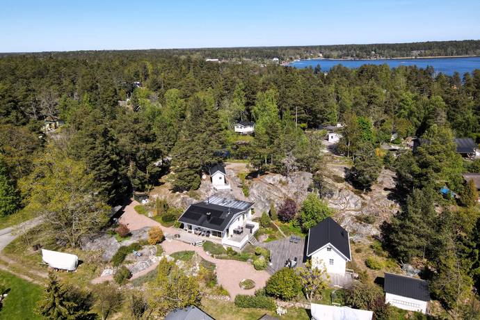 7 rum fritidshus på Saxarfjärdsvägen 9 Ljusterö-Kårnäs, Österåkers kommun - bild 1