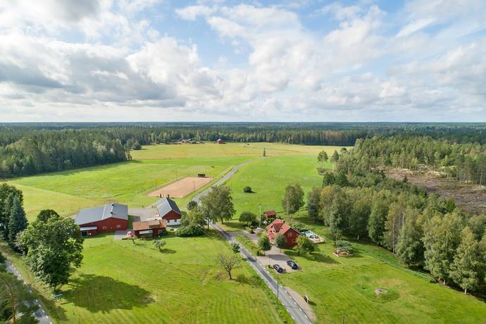 7 rum gård med jordbruk på Mosstorps gård Södermanland, Eskilstuna kommun - bild 1