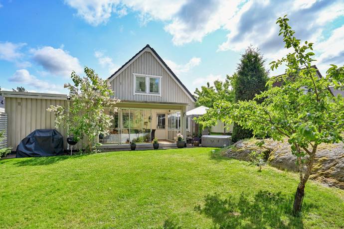 7 rum villa på Gulmåravägen 32 Sjukyrkoberget, Upplands Väsby kommun - bild 1