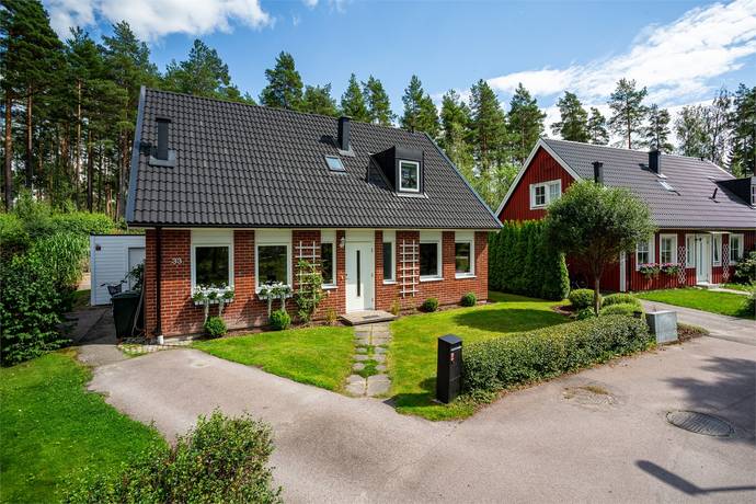 6 rum villa på Travgatan 33 Ullvi backar, Köpings kommun - bild 1