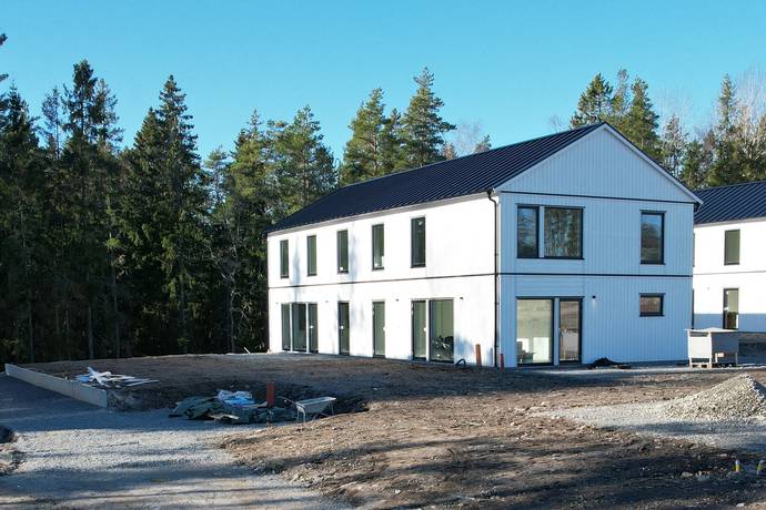 Österängsvägen 22b i Gladö Kvarn, Huddinge kommun - Radhus till salu ...
