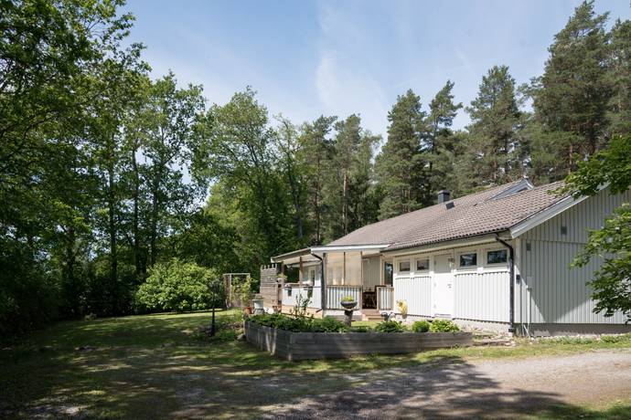 5 rum villa på Erikslundsvägen 1 Kivinge, Håbo kommun - bild 1