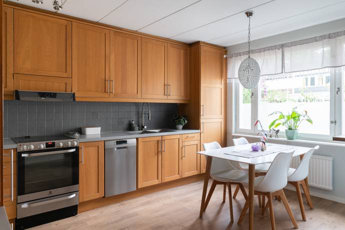 4 rum Radhus på Liegatan 248 Västerås kommun - bild 1