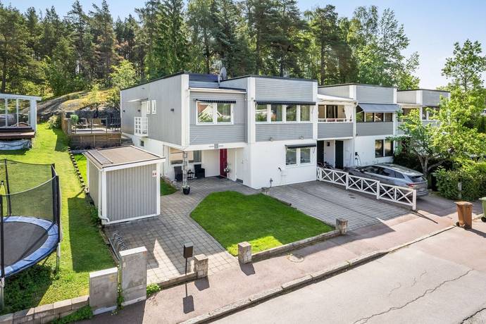 8 rum Radhus på Grenadjärgatan 13 Södra Skiljebo Västerås kommun - bild 1