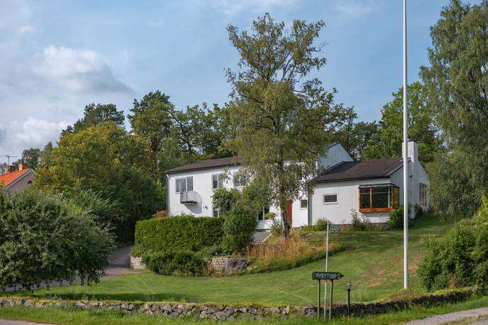 villa på Angantyrvägen 20 Djursholm, Danderyds kommun - bild 1
