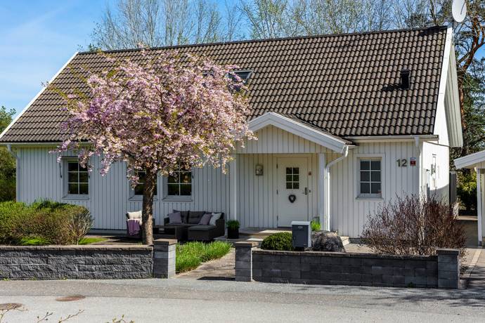 6 rum villa på Nybergagatan 12 Grusåsen, Södertälje kommun - bild 1