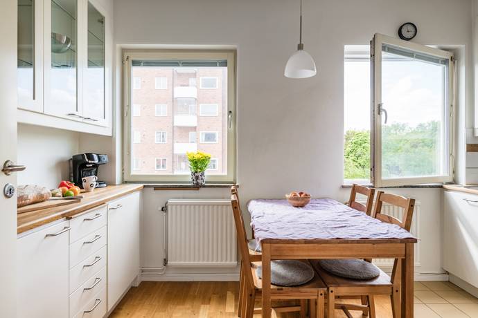 2 rum lägenhet på Finntorpsvägen 3, 4 tr Finntorp, Nacka kommun - bild 2