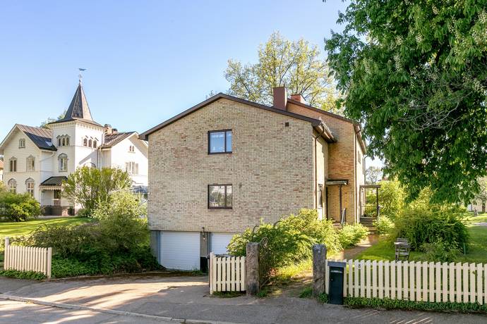 10 rum villa på Strömsborgsvägen 8 Vallbacken, Gävle kommun - bild 1