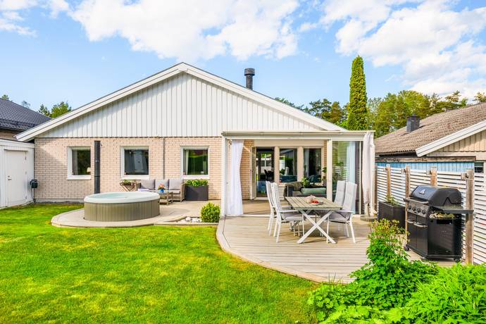 4 rum villa på Åkerbärsvägen 8 Hemmesta, Värmdö kommun - bild 1