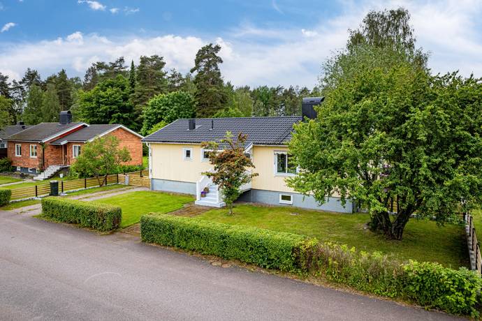 3 rum villa på Bjurbäcksgatan 8 Kil, Kils kommun - bild 1