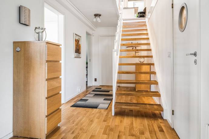 8 rum Radhus på Grenadjärgatan 13 Södra Skiljebo Västerås kommun - bild 40