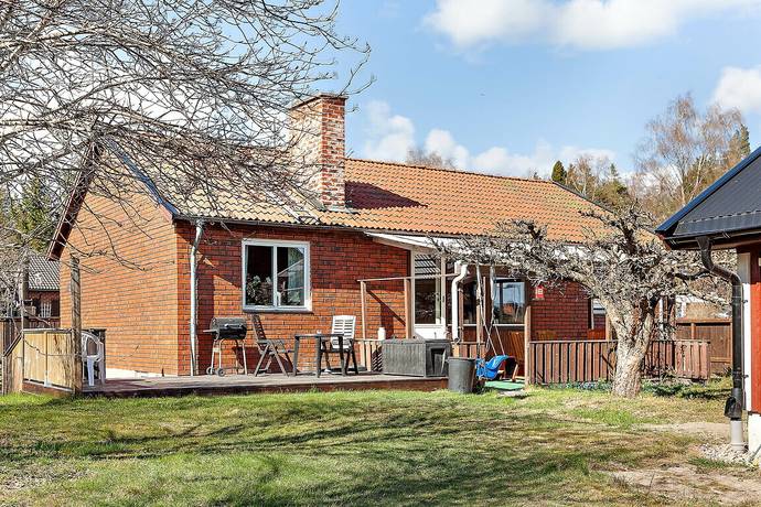Vsterstrand Nvertorp stra Vingker Klarlven Ransberg Fgre stra Vingker Vingker Mysig stuga belgen i skogsbrynet, hr hittar man rikligt med br och svamp. Semesterbostaden har god plats fr sex personer, tv vningssng, tv i bddsoffan i Stuga - Semesterhus i stra Bor (VML218) (SE1460.604.1). Hyra stuga/semesterhus - Lillsjn - unam.net