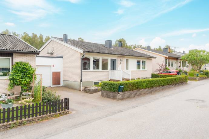 8 rum kedjehus på Snickarvägen 8 Stigtomta, Nyköpings kommun - bild 1