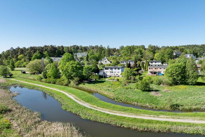 8 rum Villa på Åvägen 6 Runby Upplands Väsby kommun - bild 33