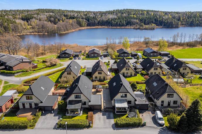 8 rum villa på Bjurtorpsvägen 10 Flen, Flens kommun - bild 1