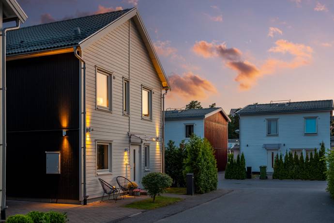 5 rum villa på Norra Årvägen 2 Brunnby Park, Upplands Väsby kommun - bild 1