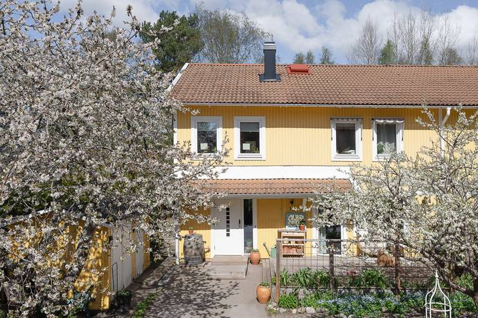 8 rum parhus på Tegvägen 13 Solgårdsgärde, Vallentuna kommun - bild 1