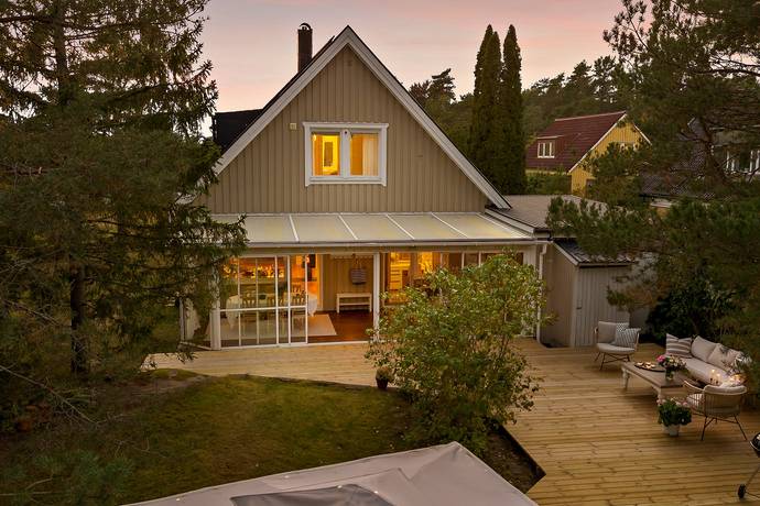 Gulmåravägen 24, Sjukyrkoberget, Upplands Väsby kommun