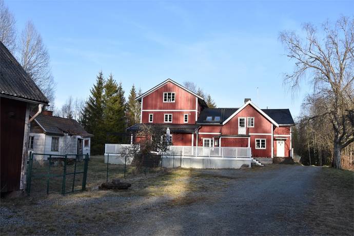 11 rum gård/skog på Upprann Rönningen 1 Västra Fågelvik, Årjängs kommun - bild 1